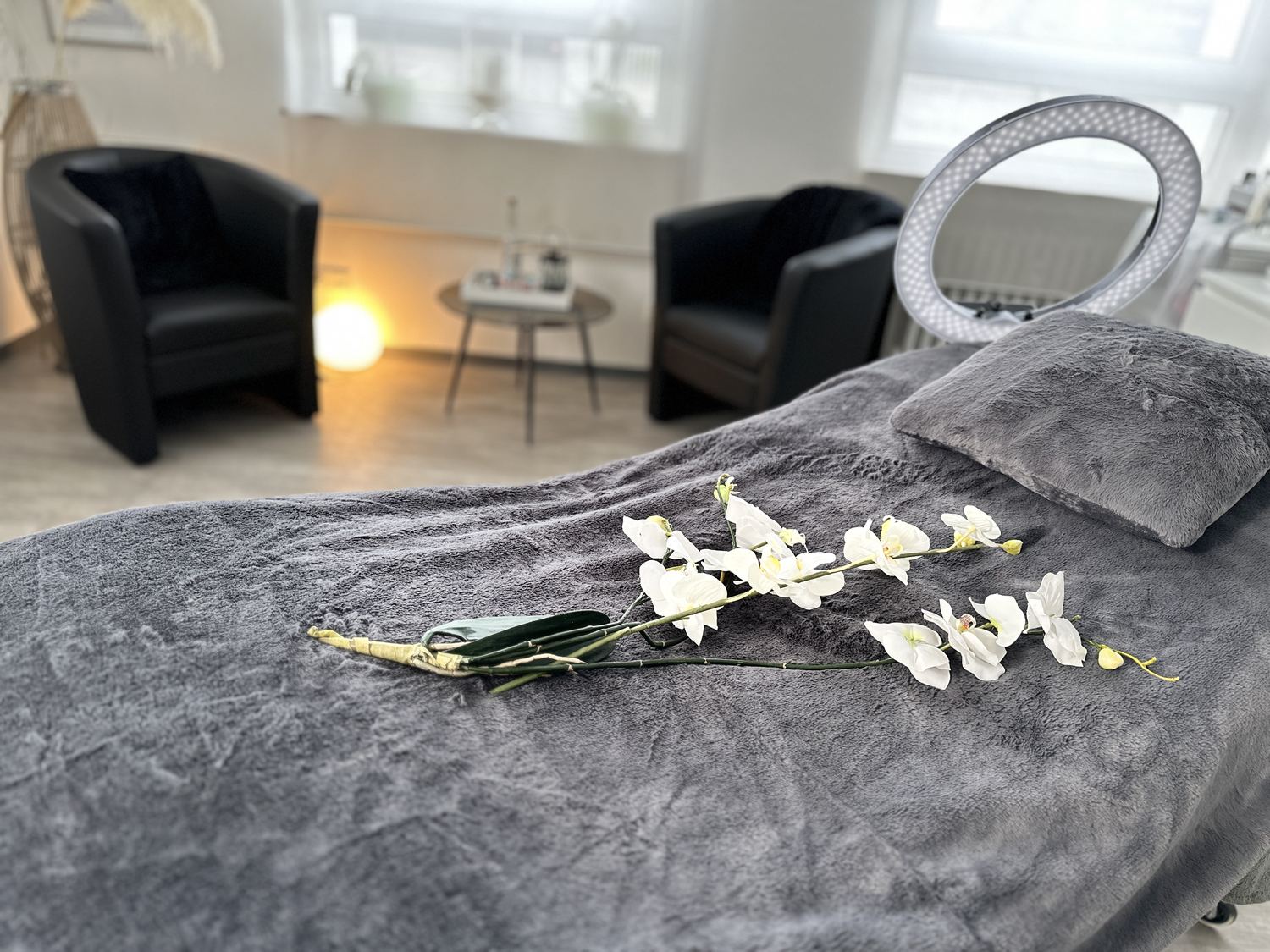 Behandlungskabine bei Art of Beauty Trier – Liege mit Orchidee
