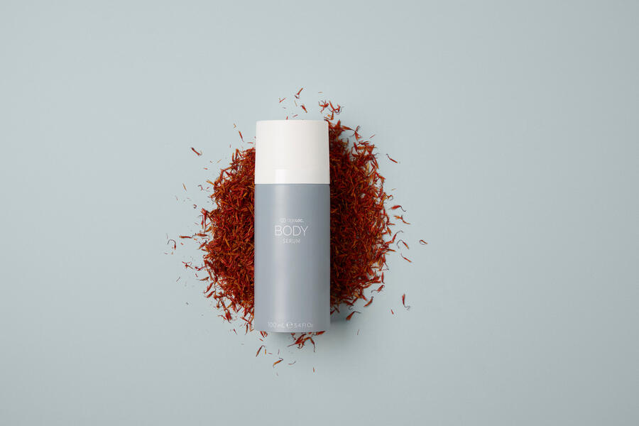 ageLOC Body Serum mit Saflor-Blüten